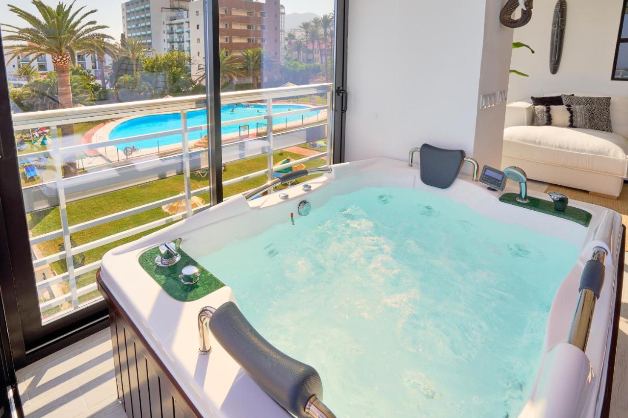 Savanna Beach. Amazing Apartment With Jacuzzi Торремолинос Экстерьер фото